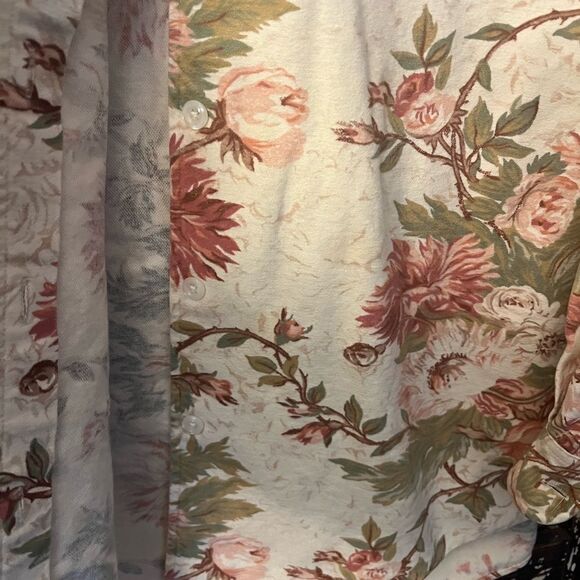 Women’s beautiful Eddie Bauer Floral Button Down shirt. Size Medium. - Picture 4 of 10